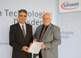 Die Geschäftsführer Pantelis Haidas (Infineon) und Prof. Hubert Lakner (Fraunhofer IPMS) bei der Vertragsunterzeichnung