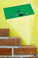 RFID-Transponder mit integriertem Feuchtesensor wird schon während der Bauphase an kritischen Stellen eingebaut.
