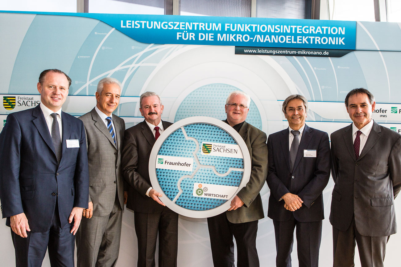 V.l.n.r.: Thilo von Selchow (Präsident & CEO Zentrum Mikroelektronik Dresden AG), Stanislaw Tillich (Ministerpräsident des Freistaates Sachsen), Prof. Dr. Reimund Neugebauer (Präsident der Fraunhofer-Gesellschaft), Prof. Dr. Hubert Lakner (Institutsleiter des Fraunhofer IPMS), Prof. Dr. Hans Müller-Steinhagen (Rektor der TU Dresden) und Prof. Dr. Arnold van Zyl (Rektor der TU Chemnitz) bei der Auftaktveranstaltung zum Leistungszentrum.