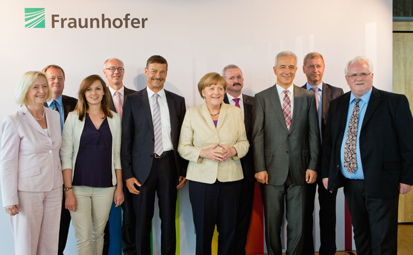 v.l.n.r. Prof. Dr. Johanna Wanka, Dr. Stefan Günther, Jun.-Prof. Dr. Iuliana Panchenko, Dr. Rutger Wijburg, Dr. Jörg Schieferdecker, Dr. Angela Merkel, Prof. Dr. Reimund Neugebauer, Stanislaw Tillich, Rudi De Winter, Prof. Dr. Hubert Lakner 