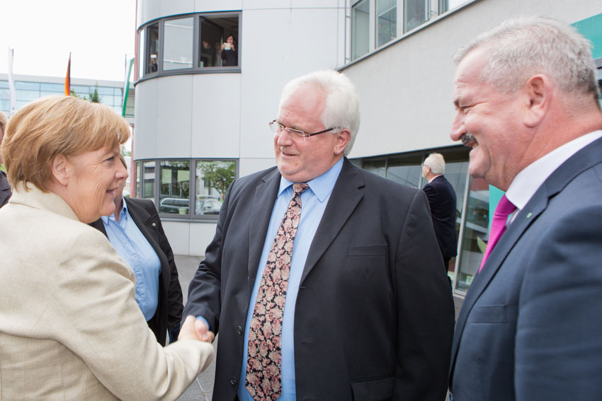 Bei ihrem Besuch am Fraunhofer IPMS wird Bundeskanzlerin Merkel von Prof. Hubert Lakner, Institutsleiter Fraunhofer IPMS, und Prof. Reimund Neugebauer, Präsident der Fraunhofer-Gesellschaft, in Empfang genommen. 