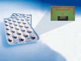 Eine mögliche Anwendung: Identifizierung von Pharmaka mit Hilfe eines integrierten RFID-Chips (vergrößert dargestellt) zur Erkennung von Fälschungen