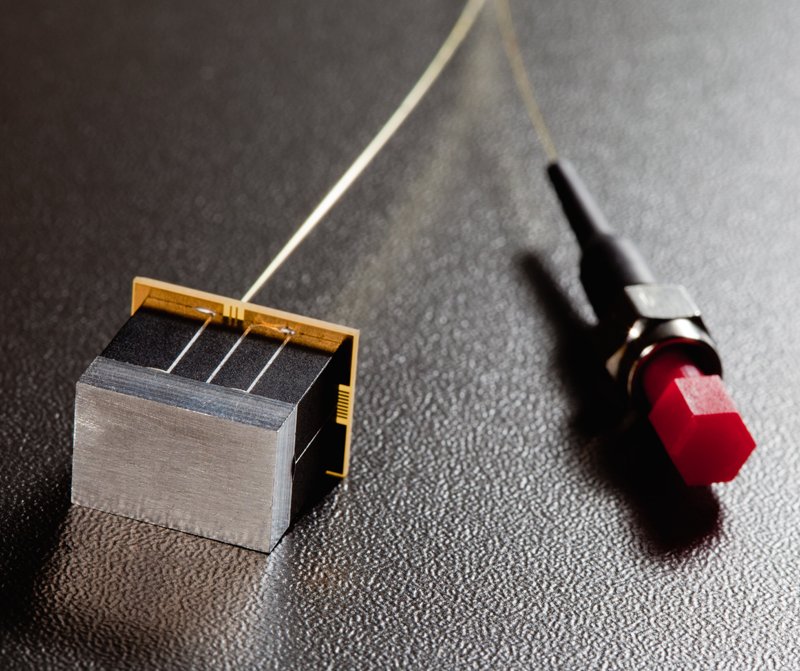 NIR-Mikrospektrometer im Volumen eines Stücks Würfelzucker.