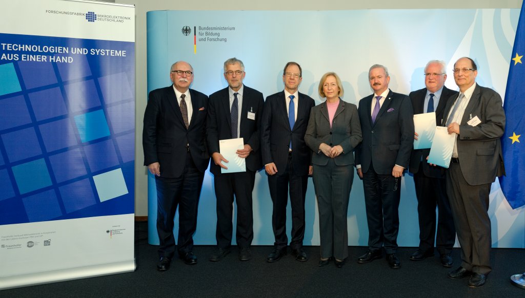 Nach der Übergabe der Bewilligungsbescheide des Bundesministeriums für Bildung und Forschung; v.l.n.r.: Prof. Matthias Kleiner, Präsident der Leibniz-Gemeinschaft, Prof. Bernd Tillack, Institutsleiter des Leibniz-Instituts für innovative Mikroelektronik (IHP), Dr. Reinhard Ploss, Vorstandsvorsitzender der Infineon AG, Prof. Johanna Wanka, Ministerin für Bildung und Forschung, Prof. Reimund Neugebauer, Präsident der Fraunhofer-Gesellschaft, Prof. Hubert Lakner, Vorsitzender des Fraunhofer-Verbunds Mikroelektronik, Prof. Günther Tränkle, Institutsleiter des Ferdinand-Braun-Instituts, Leibniz-Institut für Höchstfrequenztechnik (FBH)