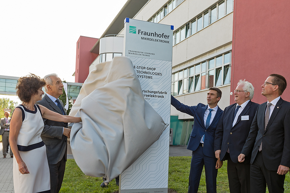 Dr. Eva-Maria Stange, sächsische Wissenschaftsministerin, Stanislaw Tillich, Ministerpräsident des Freistaates Sachsen, und Stefan Müller, Parlamentarischer Staatssekretär bei der Bundesministerin für Bildung und Forschung, mit Prof. Hubert Lakner, Vorsitzender des Lenkungskreises der Forschungsfabrik Mikroelektronik und Prof. Georg Rosenfeld, Mitglied des Vorstands der Fraunhofer-Gesellschaft (v.l.n.r.) bei der symbolischen Enthüllung der Eingangsstele am Fraunhofer-Institut für Photonische Mikrosysteme in Dresden.