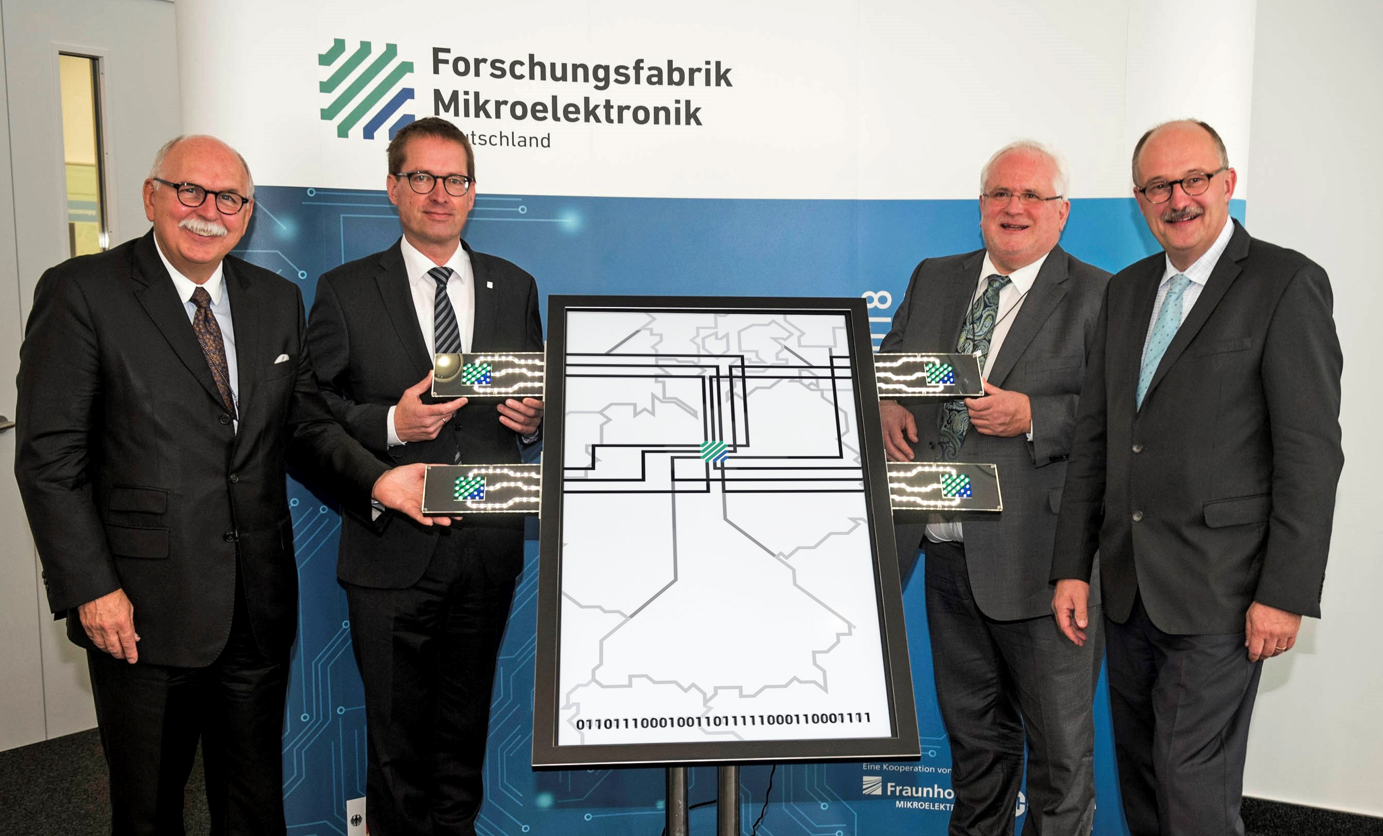 Gemeinsam mit voller Kraft voraus – Beim symbolischen Akt zur Eröffnung der ersten FMD-Integrationslinie; v.l.n.r.: Prof. Matthias Kleiner, Präsident der Leibniz-Gemeinschaft, Prof. Georg Rosenfeld, Mitglied des Vorstands der Fraunhofer-Gesellschaft, Prof. Hubert Lakner, Vorsitzender des Lenkungskreises der Forschungsfabrik Mikroelektronik Deutschland und Dr. Michael Meister, Parl. Staatssekretär bei der Bundesministerin für Bildung und Forschung.