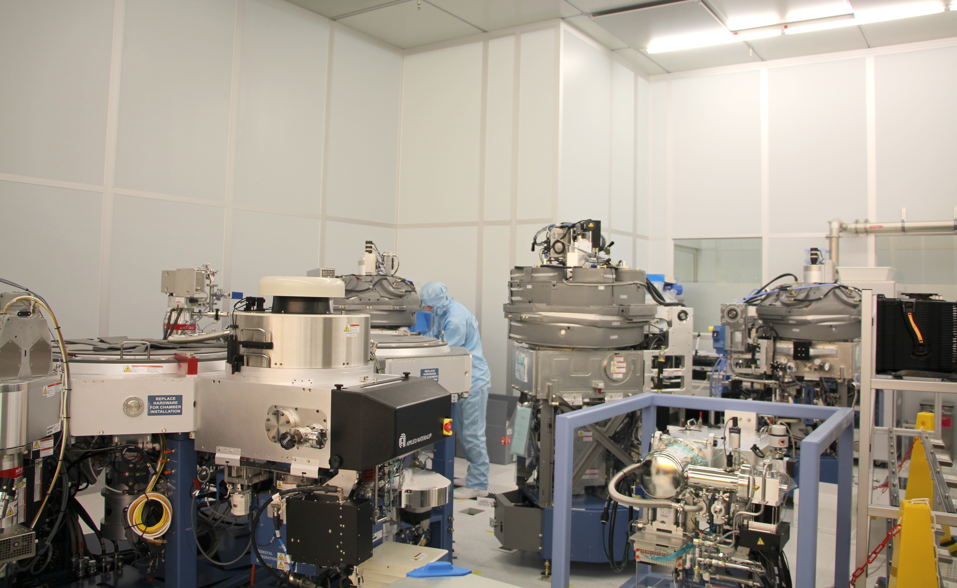 Installation des PVD-Cluster-Systems von Applied Materials im 300 mm Reinraum des Fraunhofer IPMS