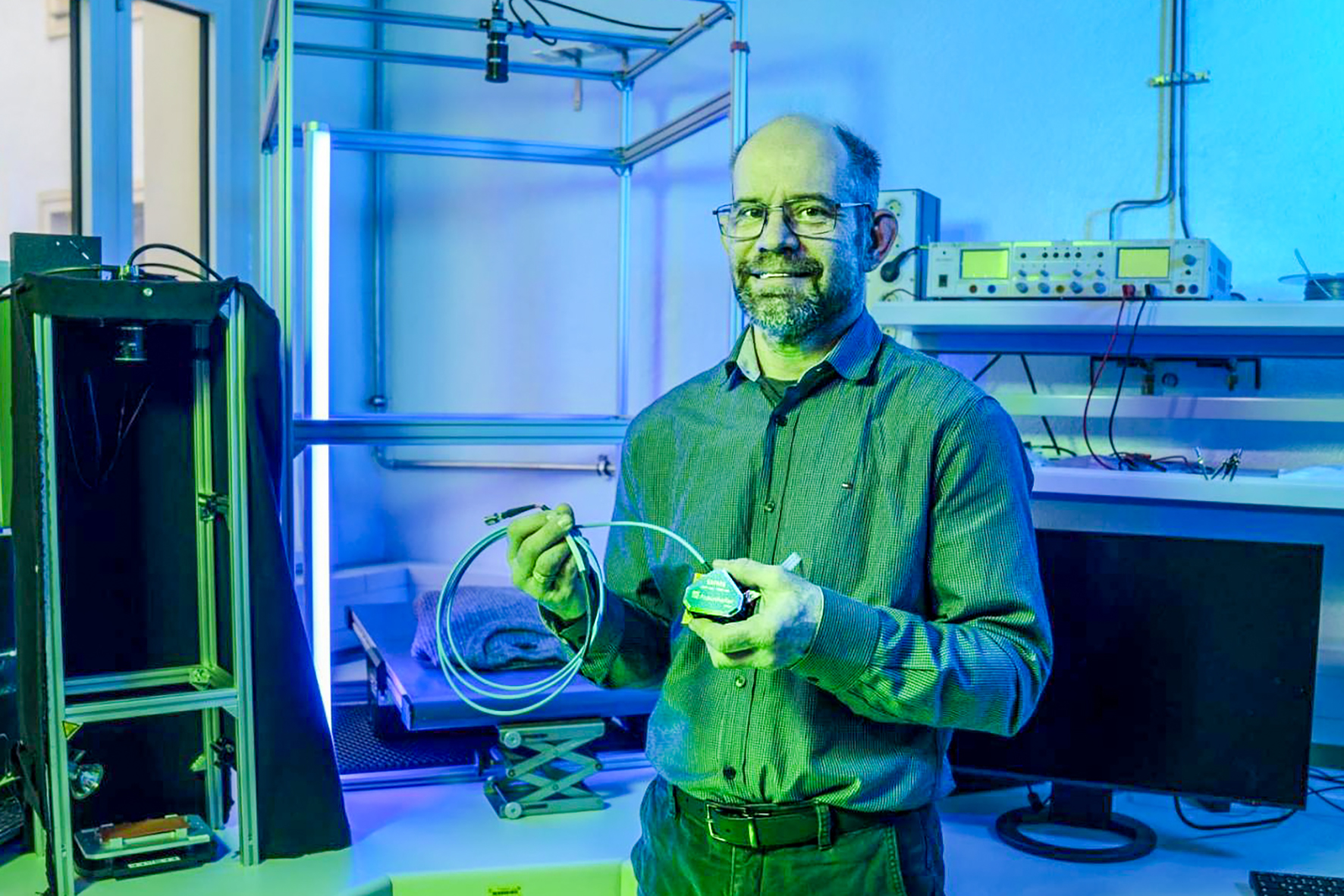In Cottbus, Fraunhofer IPMS is developing an ultra-compact hyperspectral camera that uses AI to enable complex material and quality analyses in real time.