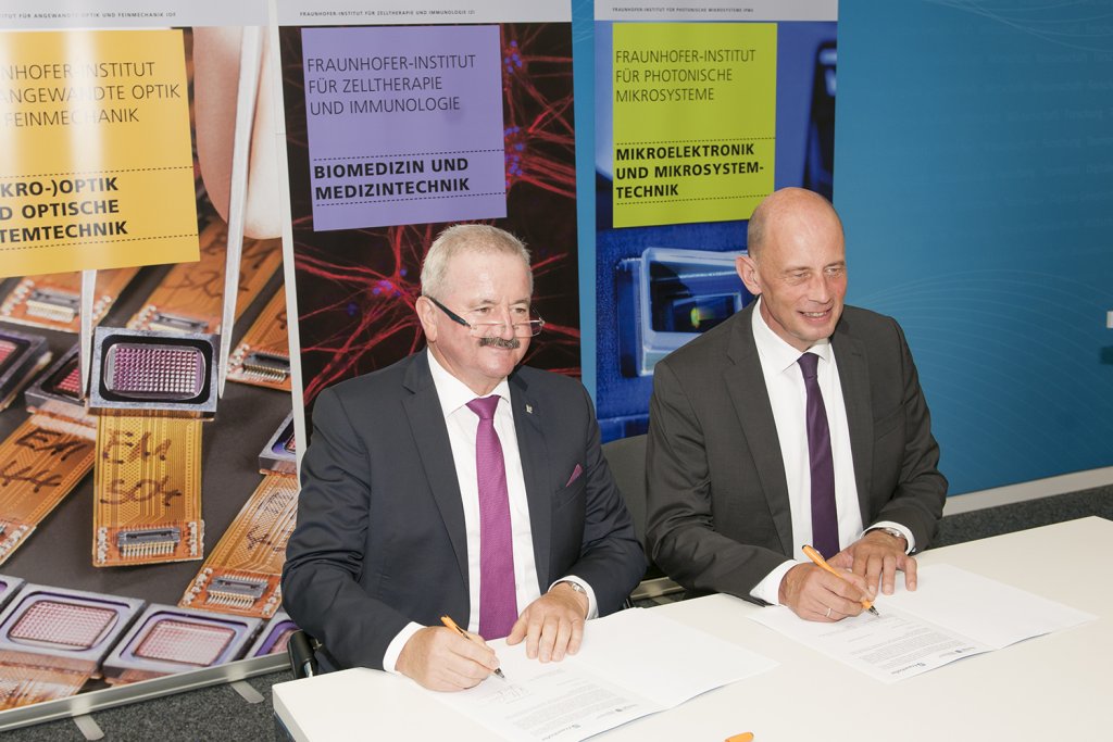 Prof. Reimund Neugebauer, President of the Fraunhofer Society, and Wolfgang Tiefensee, Economics and Science Minister, sign the foundation declaration for the new Fraunhofer Project Center in Erfurt.