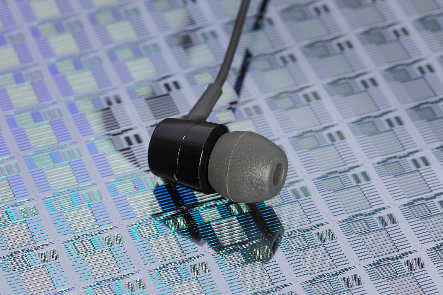 The NED technology of Fraunhofer IPMS extends the application possibilities of Hearables.