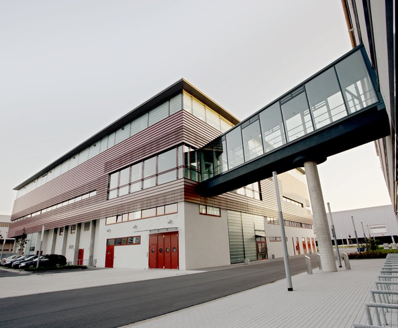 Mikrosystem-Reinraum des Fraunhofer-Instituts für Photonische Mikrosysteme in Dresden mit Verbindungssteg zum Institutsgebäude